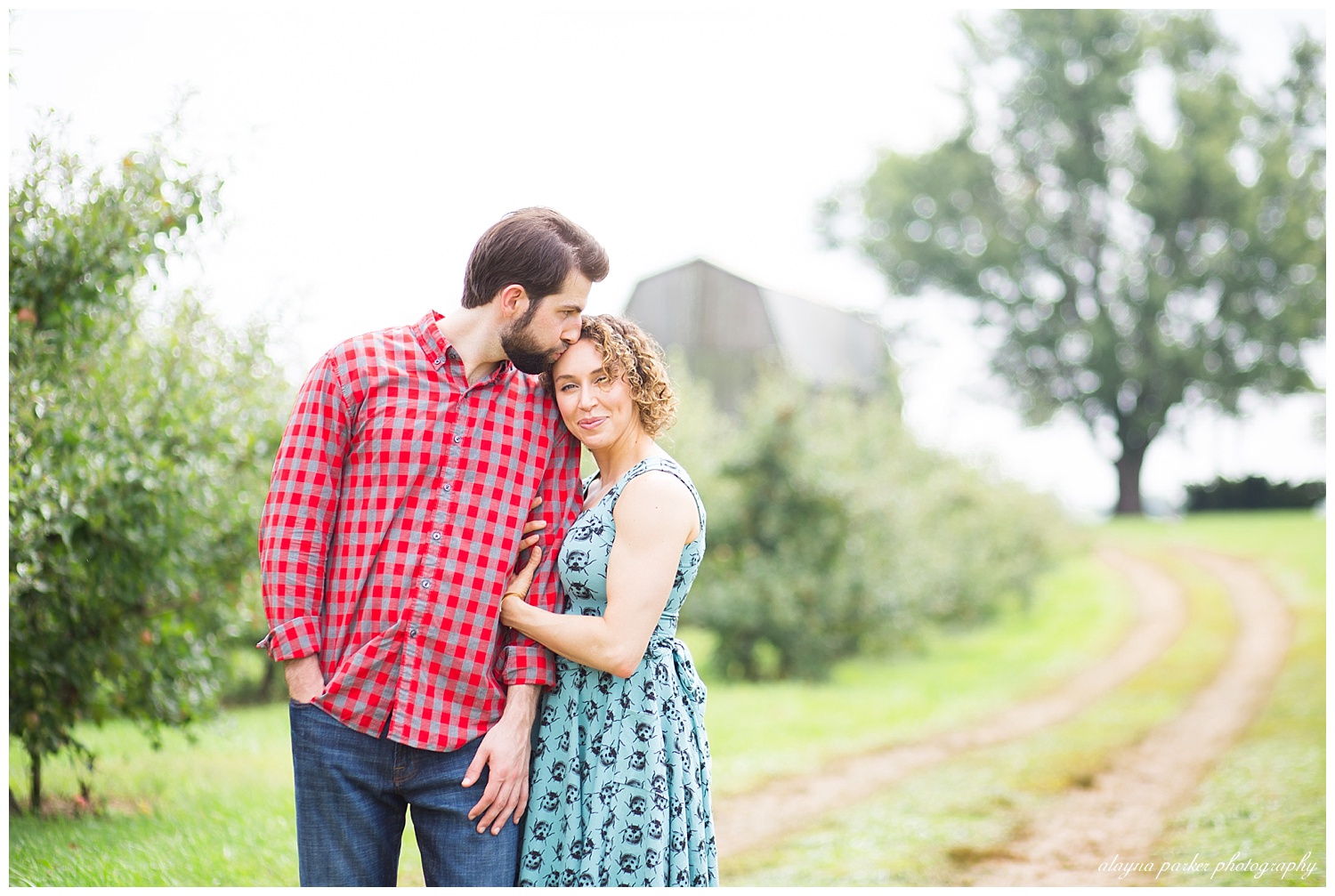 man kissing fiance at lynds fruit farm