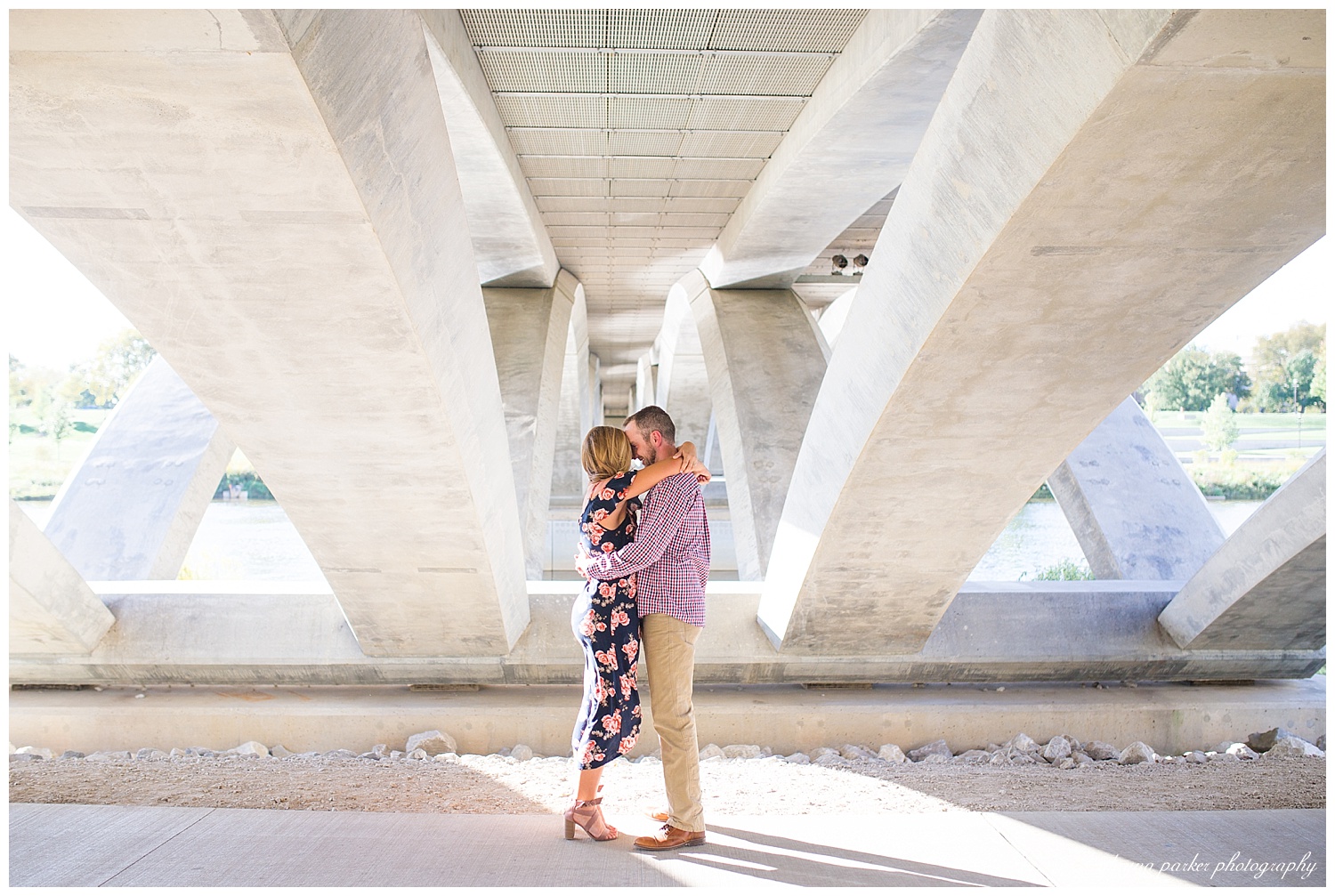 couple hugging under bridge at scioto mile