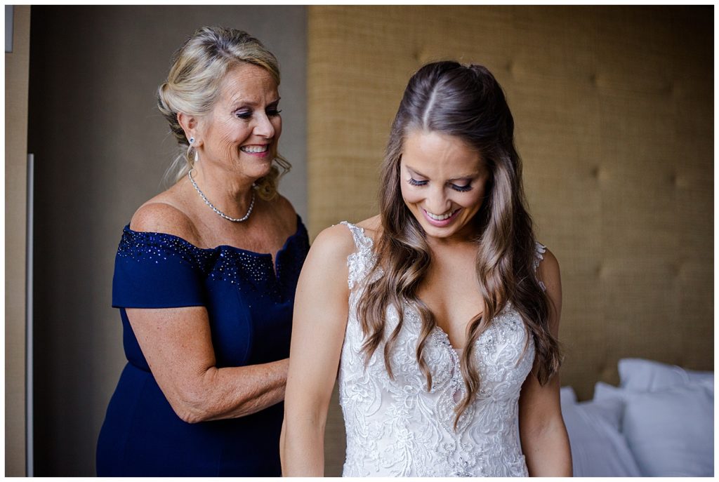 mom helping bride get dressed at renaissance hotel