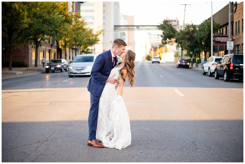 bride and groom kissing on high st in downtown columbus